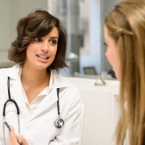 EL DOCTOR DICE QUE MI HERMANA TIENE TRES SENOS EL DOCTOR DICE QUE MI HERMANA TIENE TRES SENOS