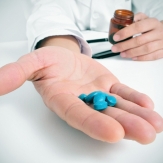 NO TIENE PARA LA PASTILLAS, PERO SÍ PARA EL GUARO NO TIENE PARA LA PASTILLAS, PERO SÍ PARA EL GUARO