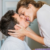 SIENTO MÁS CON LOS BESOS QUE CON EL SEXO SIENTO MÁS CON LOS BESOS QUE CON EL SEXO