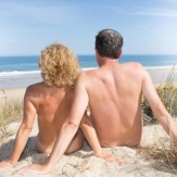 ME INVITÓ A UNA PLAYA NUDISTA ME INVITÓ A UNA PLAYA NUDISTA