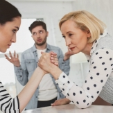 MI SUEGRA Y MI ESPOSA SON MUY FRÍAS SEXUALMENTE MI SUEGRA Y MI ESPOSA SON MUY FRÍAS SEXUALMENTE