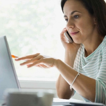 EN LA CASA SOLO PASA SENTADA FRENTE A LA COMPUTADORA