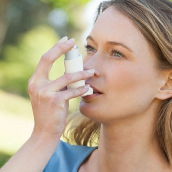MI ESPOSA PADECE DE ASMA Y CADA VEZ QUE TOSE SE PONE MUY NERVIOSA