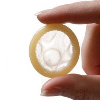 ¿Qué se debe hacer si el condón se queda dentro de la vagina?