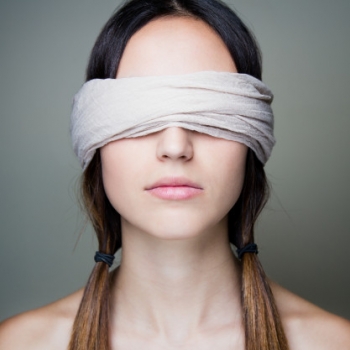 SOLO ME EXCITO CUANDO ME TAPAN LOS OJOS